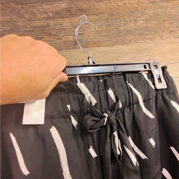 LOFT Black and White Women's Shorts - Picture 2 of 7